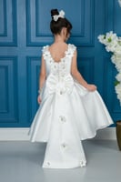 فستان بناتي أبيض منفوش بتطريز لؤلؤي ناعم حول الرقب...