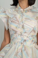 فستان أنيق بطبقات متدرجة وتصميم أنثوي ناعم