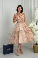 فستان بيج أنيق بطبقات تول ونقشات ناعمة