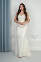 فستان سهرة أوف وايت مطرّز بتصميم سمكة وبحزام مفصل...