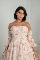 فستان وردي منقوش بأكمام وقصة أنثوية