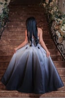 فستان سهرة رمادي بتدرج لوني وتطريز فاخر