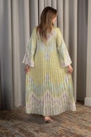 جلابية صفراء طويلة بنقشة ناعمة أنيقة