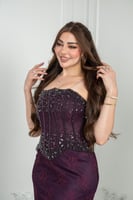 فستان سهرة خمري مطرّز بالدانتيل والتفاصيل اللامعة