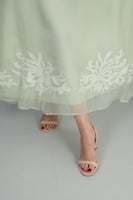 جلابية ناعمة بلون أخضر فاتح بتطريز أنيق