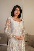 فستان دانتيل طويل بتصميم أنثوي راقٍ