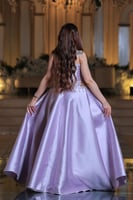 فستان سهرة بنفسجي فاتح بتصميم كب مطرز بلمعة فاخرة