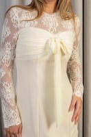 فستان أوف وايت طويل بأكمام دانتيل أنيقة