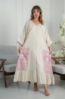 جلابية ناعمة بتفاصيل تراثية ولمسة عصرية