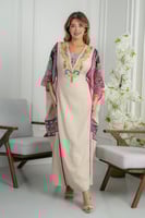 جلابية أنيقة بتطريز تراثي وأكمام واسعة