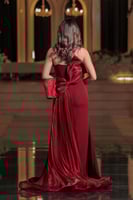 فستان سهرة أحمر ضيق بتفاصيل كريستالية