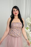 فستان سهرة وردي مطرز بتصميم تول منفوش