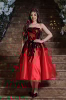 فستان لورا الأحمر المطرّز القصير الفاخر