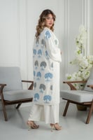 طقم نسائي أنيق بثلاث قطع بتفاصيل تطريز ناعمة