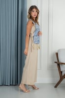 طقم نسائي صيفي بتصميم مريح وألوان هادئة