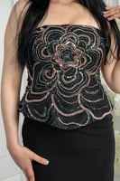 فستان سهرة أسود بتطريز فاخر على الصدر وتصميم ضيق أ...