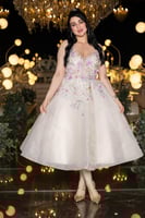 فستان سهرة عاجي قصير مطرز بورود وردية وتنورة تول ن...