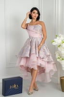 فستان وردي متدرج بتصميم ناعم وطبقات أنثوية