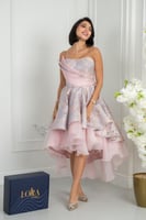 فستان وردي متدرج بتصميم ناعم وطبقات أنثوية