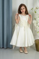 فستان بناتي فاخر باللون العاجي مزين بزهور مطرّزة