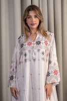 جلابية ناعمة مطرزة بنقوش تراثية أنيقة