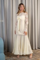 فستان أوف وايت طويل بأكمام دانتيل أنيقة