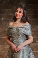 فستان فضي أنيق بأكتاف منسدلة وربطة أمامية