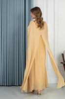 فستان سهرة ناعم بقماش انسيابي وتصميم واسع