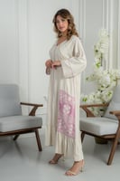 جلابية ناعمة بتفاصيل تراثية ولمسة عصرية