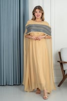 فستان سهرة ناعم بقماش انسيابي وتصميم واسع