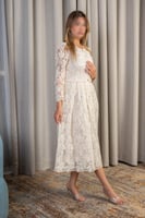 فستان دانتيل أوف وايت ميدي بتصميم أنيق