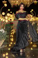 فستان سهرة أسود مطرز بتصميم كاب فاخر وثنيات حريرية