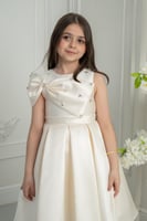 فستان بناتي أنيق بلون أوف وايت بتصميم فاخر للمناسب...