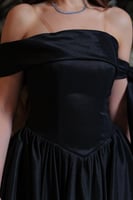 فستان سهرة أسود أوف شولدر بتصميم كلاسيكي وربطة جان...