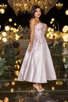 فستان سهرة وردي لامع بتصميم كورسيه مطرز وتنورة سات...