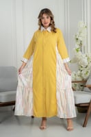 جلابية صفراء أنيقة بتفاصيل جانبية منقوشة