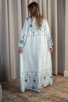 جلابية ناعمة مطرزة بنقوش تراثية بلون سماوي