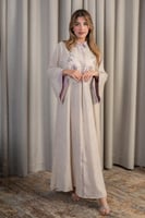 جلابية بيج فاتح بتطريز زهري ناعم ولمسة أنثوية راقي...