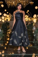 فستان سهرة أسود بنقش ذهبي بتصميم كتف واحد فاخر