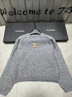 سويتر شانيل نسائي واسع بلون رمادي بشعار ذهبي