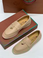 حذاء فلات نسائي لورو بيانا شوز لون بيج جلد فاخر