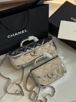 شنط شانيل فلاب بقياسين جلد ميتاليك سيلفر مبطن