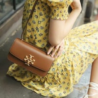 حقيبة توري بريتش نسائية قلاب لون عسلي معدن ذهبي