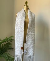 سكارف شتوي لويفي نسائي لون بيج بشعار انغرام أبيض