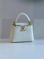 شنطه ميني لوي فيتون كابوسين بيضاء بشعارات أنيقة