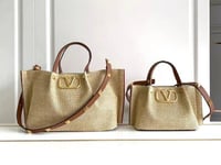 مجموعة حقائب الصيف من فالنتينو توت باغ لون بيج وبن...