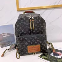 شنطة ظهر لويس فيتون لون بلاك مع نقوش رمادية مونوغر...