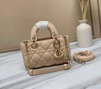 شنطة ميكرو ديور D جوي بمقابض وحامل كتف لون بيج