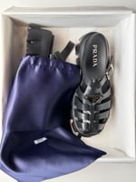 صندل فلات برادا للنساء مطاط مريح لون اسود