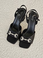 صندل قوتشي ساتان هورسبت هيلز عصري بلون أسود